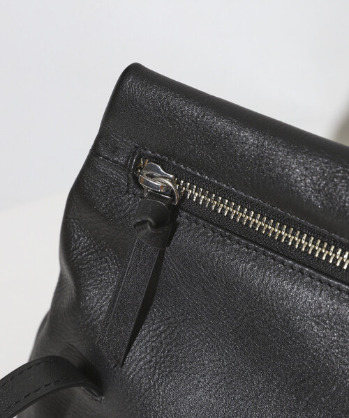 Firsthand(ファーストハンド)の「Firsthand/ファーストハンド レザーフラップ ショルダーバッグ / 牛革 / 撥水レザー(ショルダーバッグ・レディース・ベージュ/ブラック・ONE SIZE)」の19枚目の写真