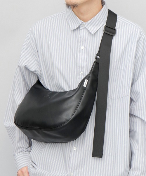 KANGOL(カンゴール)の「<A.M.S.別注> レザー調 三日月型 ワンショルダーバッグ(ショルダーバッグ・メンズ・ブラック・FREE)」の8枚目の写真