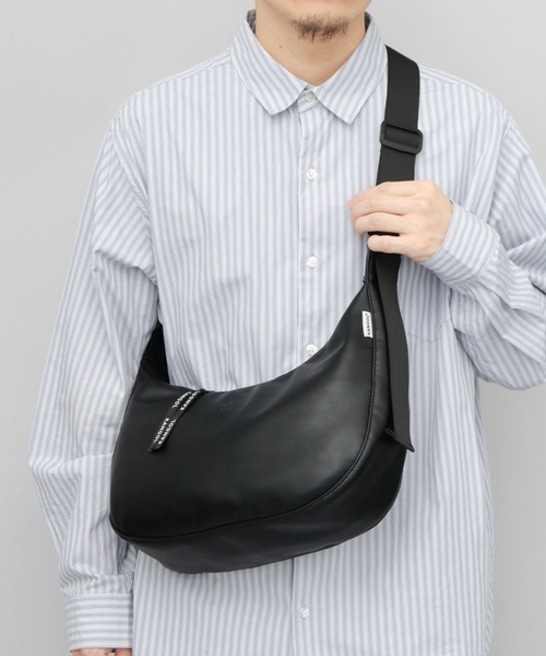 KANGOL(カンゴール)の「<A.M.S.別注> レザー調 三日月型 ワンショルダーバッグ(ショルダーバッグ・メンズ・ブラック・FREE)」の20枚目の写真