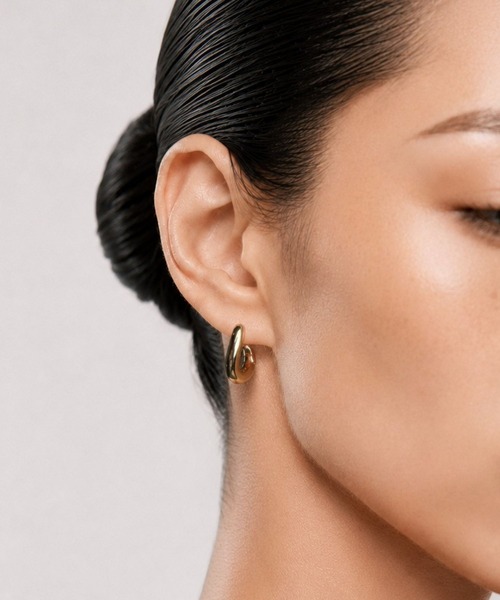 Lyvi(ライビィ)の「Sculpted Flow Hoop Pierce / 金属アレルギー対応(ピアス(両耳用)・レディース・シルバー/ゴールド・FREE)」の2枚目の写真