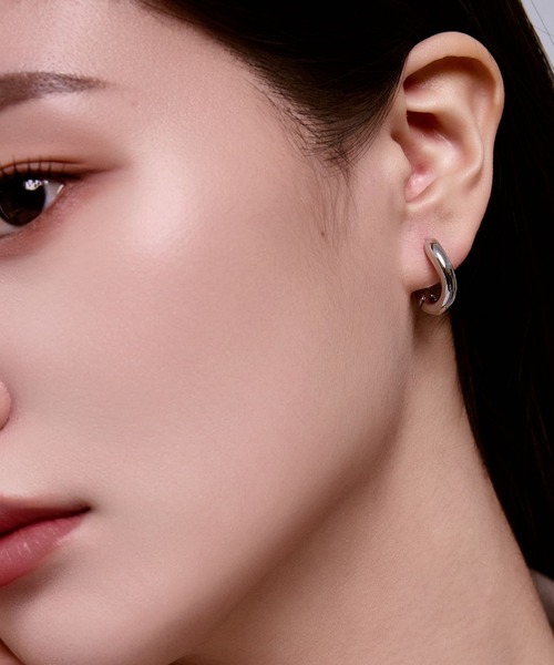 Lyvi(ライビィ)の「Sculpted Flow Hoop Pierce / 金属アレルギー対応(ピアス(両耳用)・レディース・シルバー/ゴールド・FREE)」の3枚目の写真