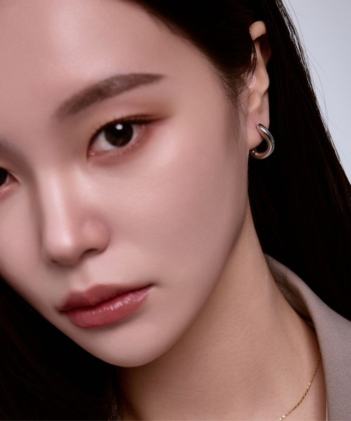 Lyvi(ライビィ)の「Sculpted Flow Hoop Pierce / 金属アレルギー対応(ピアス(両耳用)・レディース・シルバー/ゴールド・FREE)」の4枚目の写真
