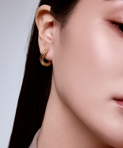 Lyvi(ライビィ)の「Sculpted Flow Hoop Pierce / 金属アレルギー対応(ピアス(両耳用)・レディース・シルバー/ゴールド・FREE)」の5枚目の写真