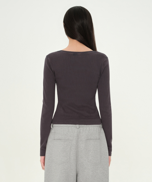 MUSINSA STANDARD WOMAN（ムシンサスタンダードウーマン）の「ウィメンズピグメントリブスリムスコップネック長袖Tシャツ[チャコールグレー]（Tシャツ/カットソー・レディース・その他・X-SMALL/SMALL/MEDIUM/LARGE）」の4枚目の写真