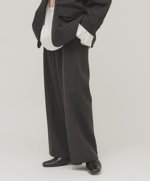 KBF(ケイビーエフ)の「ワンタックミニマルパンツ(その他パンツ・レディース・グレー系その他/チャコールグレー・36/38)」の2枚目の写真