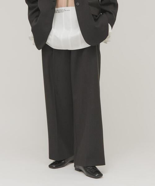 KBF(ケイビーエフ)の「ワンタックミニマルパンツ(その他パンツ・レディース・グレー系その他/チャコールグレー・36/38)」の4枚目の写真