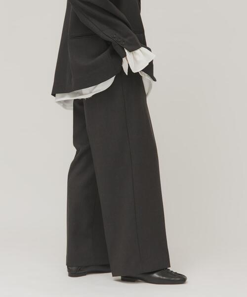 KBF(ケイビーエフ)の「ワンタックミニマルパンツ(その他パンツ・レディース・グレー系その他/チャコールグレー・36/38)」の6枚目の写真