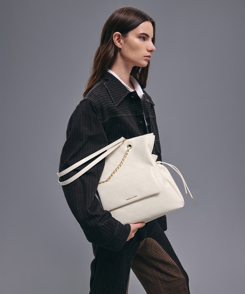 CHARLES & KEITH（チャールズ & キース）の「Duo ドゥオ キルティング ドローストリング ツーウェイバックパック（トートバッグ・レディース・クリーム/ブラック・L）」の12枚目の写真