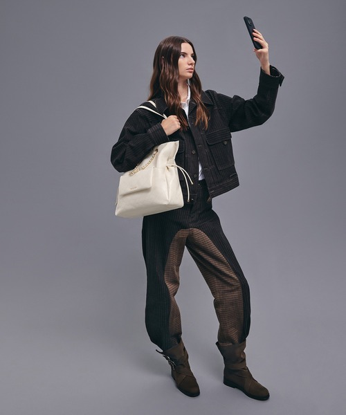 CHARLES & KEITH（チャールズ & キース）の「Duo ドゥオ キルティング ドローストリング ツーウェイバックパック（トートバッグ・レディース・クリーム/ブラック・L）」の13枚目の写真