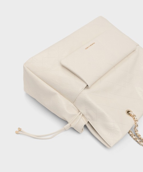 CHARLES & KEITH（チャールズ & キース）の「Duo ドゥオ キルティング ドローストリング ツーウェイバックパック（トートバッグ・レディース・クリーム/ブラック・L）」の6枚目の写真