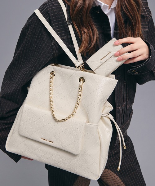 CHARLES & KEITH（チャールズ & キース）の「Duo ドゥオ キルティング ドローストリング ツーウェイバックパック（トートバッグ・レディース・クリーム/ブラック・L）」の11枚目の写真