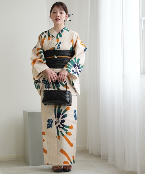 utatane（ウタタネ）の「手染め注染浴衣3点セット utatane×注染工房 先染めベージュ 山吹と緑ののびやかな菊（浴衣・レディース・ベージュ・FREE）」の2枚目の写真