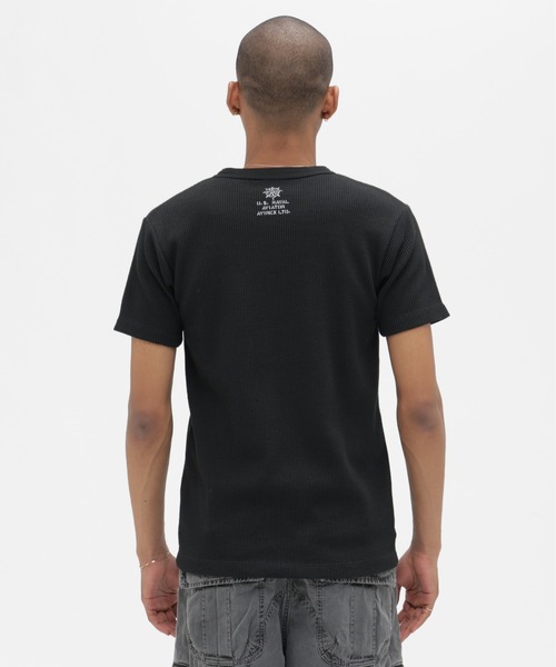 AVIREX(アヴィレックス)の「MINI WAFFLE HENLEY NECK T-SHIRT "STENCIL" / ミニワッフル ヘンリーネック Tシャツ ”ステンシル” / AVIREX / アヴィレックス(Tシャツ/カットソー・メンズ・ブラック/オフホワイト/チャコール・X-LARGE/LARGE/MEDIUM/SMALL)」の4枚目の写真