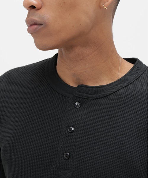 AVIREX(アヴィレックス)の「MINI WAFFLE HENLEY NECK T-SHIRT "STENCIL" / ミニワッフル ヘンリーネック Tシャツ ”ステンシル” / AVIREX / アヴィレックス(Tシャツ/カットソー・メンズ・ブラック/オフホワイト/チャコール・X-LARGE/LARGE/MEDIUM/SMALL)」の5枚目の写真