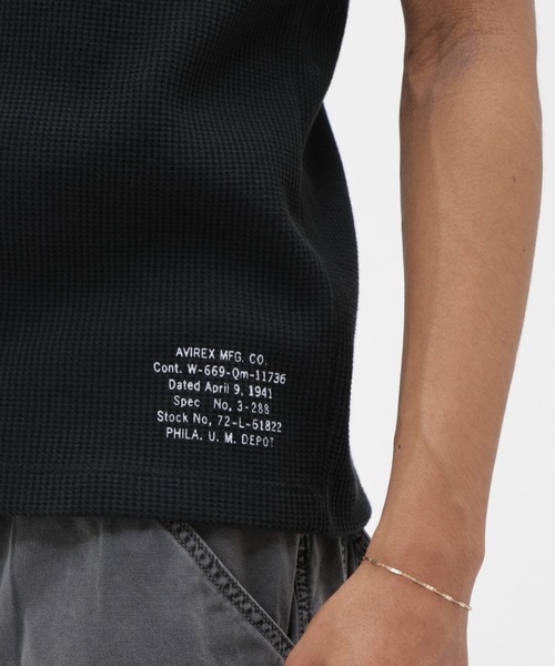 AVIREX(アヴィレックス)の「MINI WAFFLE HENLEY NECK T-SHIRT "STENCIL" / ミニワッフル ヘンリーネック Tシャツ ”ステンシル” / AVIREX / アヴィレックス(Tシャツ/カットソー・メンズ・ブラック/オフホワイト/チャコール・X-LARGE/LARGE/MEDIUM/SMALL)」の7枚目の写真