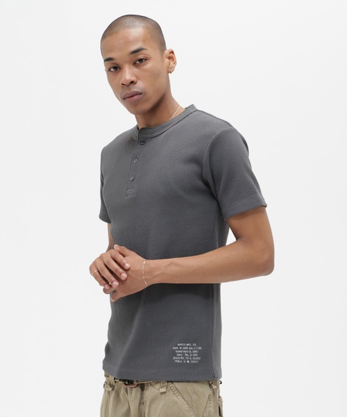 AVIREX(アヴィレックス)の「MINI WAFFLE HENLEY NECK T-SHIRT "STENCIL" / ミニワッフル ヘンリーネック Tシャツ ”ステンシル” / AVIREX / アヴィレックス(Tシャツ/カットソー・メンズ・ブラック/オフホワイト/チャコール・X-LARGE/LARGE/MEDIUM/SMALL)」の13枚目の写真