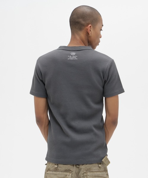 AVIREX(アヴィレックス)の「MINI WAFFLE HENLEY NECK T-SHIRT "STENCIL" / ミニワッフル ヘンリーネック Tシャツ ”ステンシル” / AVIREX / アヴィレックス(Tシャツ/カットソー・メンズ・ブラック/オフホワイト/チャコール・X-LARGE/LARGE/MEDIUM/SMALL)」の15枚目の写真