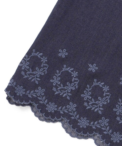 BeBe(ベベ)の「シャンブレー裾スカラップ刺しゅう6分丈ワイドパンツ(90~160cm)(その他パンツ・キッズ・ネイビー・130cm/110cm/140cm/120cm)」の5枚目の写真