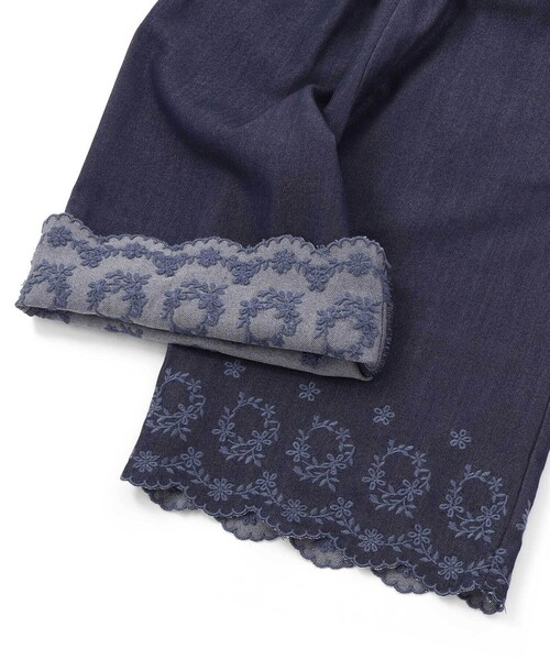 BeBe(ベベ)の「シャンブレー裾スカラップ刺しゅう6分丈ワイドパンツ(90~160cm)(その他パンツ・キッズ・ネイビー・130cm/110cm/140cm/120cm)」の4枚目の写真