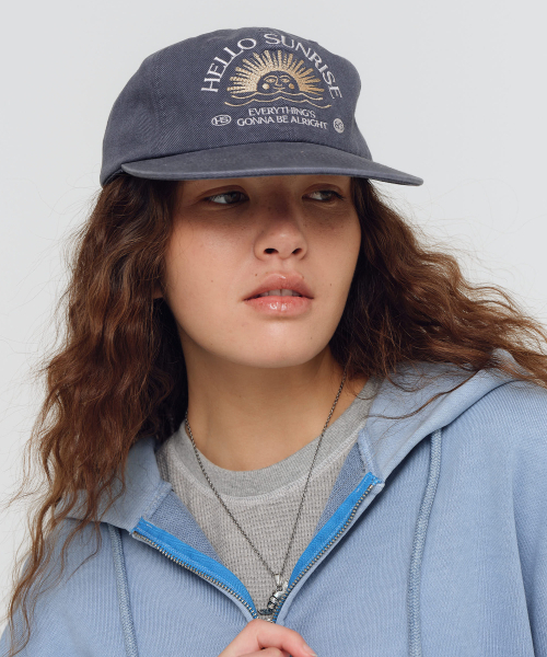 HELLO SUNRISE(ハローサンライズ)の「Washed Two Tone Arch Logo 6panel Cap_Gray Purple(キャップ・レディース・ブルーグレー・OS)」の1枚目の写真