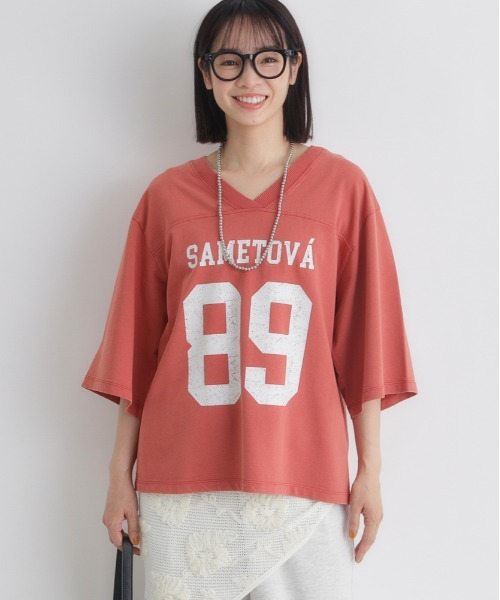 Right-on(ライトオン)の「HONEYSUCKLE ROSE(ハニーサックルローズ)ナンバリングTシャツ(Tシャツ/カットソー・レディース・ブラウン/レッド/ダークグレー・L/M)」の1枚目の写真