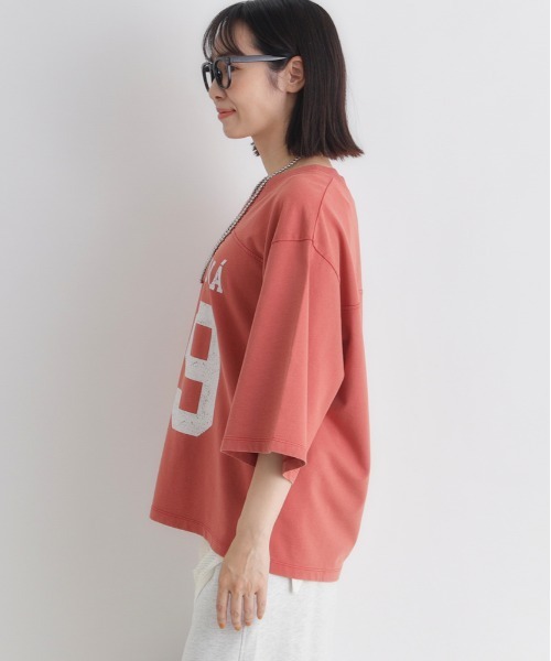 Right-on(ライトオン)の「HONEYSUCKLE ROSE(ハニーサックルローズ)ナンバリングTシャツ(Tシャツ/カットソー・レディース・ブラウン/レッド/ダークグレー・L/M)」の6枚目の写真