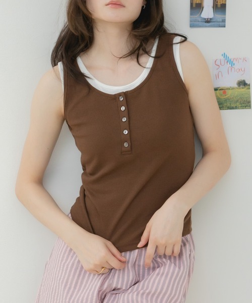 HEILIS(ヘイリス)の「ヘンリーネックレイヤードデザインタンクトップ / タンクトップ カップ付きタンクトップ ヘンリーネック レイヤード風 配色タンクトップ ノースリーブ 韓国 カジュアル フェミニン コンパクトトップス インナー 春服 夏服 秋服 オフホワイト グレー レッド ブラウン 白 灰色 赤 茶色(タンクトップ・レディース・レッド/オフホワイト/グレー/ブラウン・FREE)」の3枚目の写真