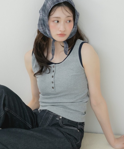 HEILIS(ヘイリス)の「ヘンリーネックレイヤードデザインタンクトップ / タンクトップ カップ付きタンクトップ ヘンリーネック レイヤード風 配色タンクトップ ノースリーブ 韓国 カジュアル フェミニン コンパクトトップス インナー 春服 夏服 秋服 オフホワイト グレー レッド ブラウン 白 灰色 赤 茶色(タンクトップ・レディース・レッド/オフホワイト/グレー/ブラウン・FREE)」の1枚目の写真