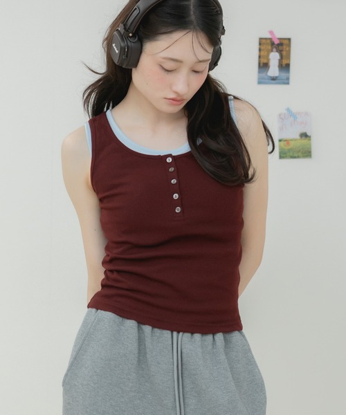 HEILIS(ヘイリス)の「ヘンリーネックレイヤードデザインタンクトップ / タンクトップ カップ付きタンクトップ ヘンリーネック レイヤード風 配色タンクトップ ノースリーブ 韓国 カジュアル フェミニン コンパクトトップス インナー 春服 夏服 秋服 オフホワイト グレー レッド ブラウン 白 灰色 赤 茶色(タンクトップ・レディース・レッド/オフホワイト/グレー/ブラウン・FREE)」の4枚目の写真