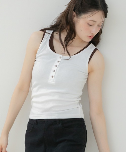 HEILIS(ヘイリス)の「ヘンリーネックレイヤードデザインタンクトップ / タンクトップ カップ付きタンクトップ ヘンリーネック レイヤード風 配色タンクトップ ノースリーブ 韓国 カジュアル フェミニン コンパクトトップス インナー 春服 夏服 秋服 オフホワイト グレー レッド ブラウン 白 灰色 赤 茶色(タンクトップ・レディース・レッド/オフホワイト/グレー/ブラウン・FREE)」の2枚目の写真