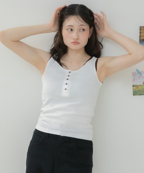 HEILIS(ヘイリス)の「ヘンリーネックレイヤードデザインタンクトップ / タンクトップ カップ付きタンクトップ ヘンリーネック レイヤード風 配色タンクトップ ノースリーブ 韓国 カジュアル フェミニン コンパクトトップス インナー 春服 夏服 秋服 オフホワイト グレー レッド ブラウン 白 灰色 赤 茶色(タンクトップ・レディース・レッド/オフホワイト/グレー/ブラウン・FREE)」の8枚目の写真