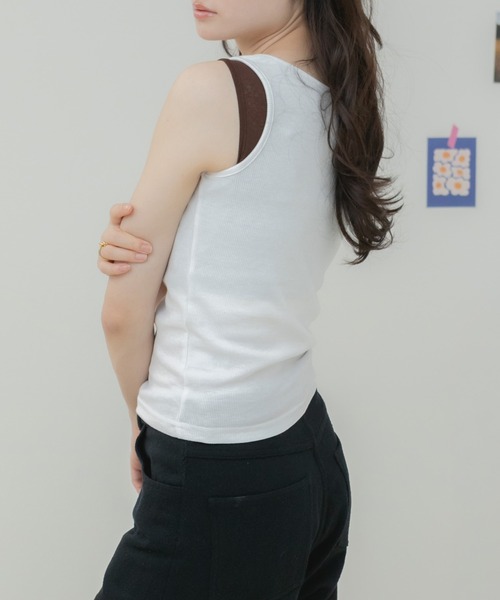 HEILIS(ヘイリス)の「ヘンリーネックレイヤードデザインタンクトップ / タンクトップ カップ付きタンクトップ ヘンリーネック レイヤード風 配色タンクトップ ノースリーブ 韓国 カジュアル フェミニン コンパクトトップス インナー 春服 夏服 秋服 オフホワイト グレー レッド ブラウン 白 灰色 赤 茶色(タンクトップ・レディース・レッド/オフホワイト/グレー/ブラウン・FREE)」の10枚目の写真
