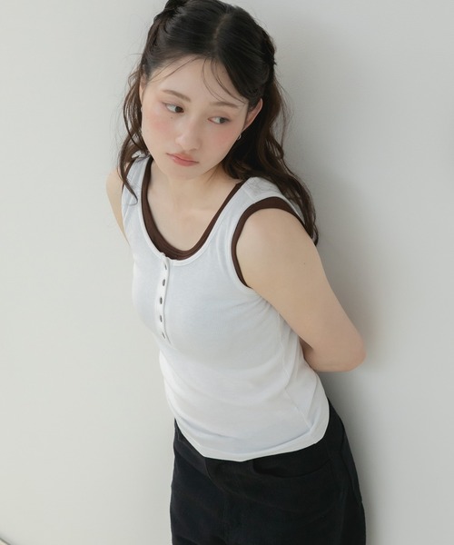 HEILIS(ヘイリス)の「ヘンリーネックレイヤードデザインタンクトップ / タンクトップ カップ付きタンクトップ ヘンリーネック レイヤード風 配色タンクトップ ノースリーブ 韓国 カジュアル フェミニン コンパクトトップス インナー 春服 夏服 秋服 オフホワイト グレー レッド ブラウン 白 灰色 赤 茶色(タンクトップ・レディース・レッド/オフホワイト/グレー/ブラウン・FREE)」の12枚目の写真