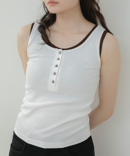 HEILIS(ヘイリス)の「ヘンリーネックレイヤードデザインタンクトップ / タンクトップ カップ付きタンクトップ ヘンリーネック レイヤード風 配色タンクトップ ノースリーブ 韓国 カジュアル フェミニン コンパクトトップス インナー 春服 夏服 秋服 オフホワイト グレー レッド ブラウン 白 灰色 赤 茶色(タンクトップ・レディース・レッド/オフホワイト/グレー/ブラウン・FREE)」の13枚目の写真