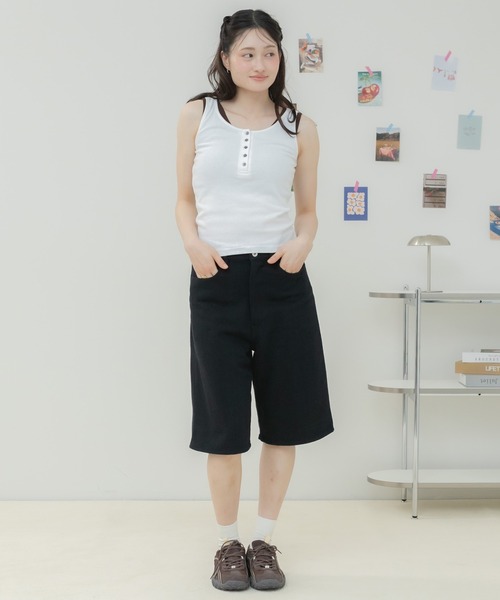 HEILIS(ヘイリス)の「ヘンリーネックレイヤードデザインタンクトップ / タンクトップ カップ付きタンクトップ ヘンリーネック レイヤード風 配色タンクトップ ノースリーブ 韓国 カジュアル フェミニン コンパクトトップス インナー 春服 夏服 秋服 オフホワイト グレー レッド ブラウン 白 灰色 赤 茶色(タンクトップ・レディース・レッド/オフホワイト/グレー/ブラウン・FREE)」の14枚目の写真
