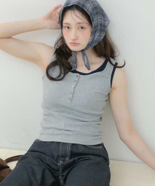 HEILIS(ヘイリス)の「ヘンリーネックレイヤードデザインタンクトップ / タンクトップ カップ付きタンクトップ ヘンリーネック レイヤード風 配色タンクトップ ノースリーブ 韓国 カジュアル フェミニン コンパクトトップス インナー 春服 夏服 秋服 オフホワイト グレー レッド ブラウン 白 灰色 赤 茶色(タンクトップ・レディース・レッド/オフホワイト/グレー/ブラウン・FREE)」の17枚目の写真