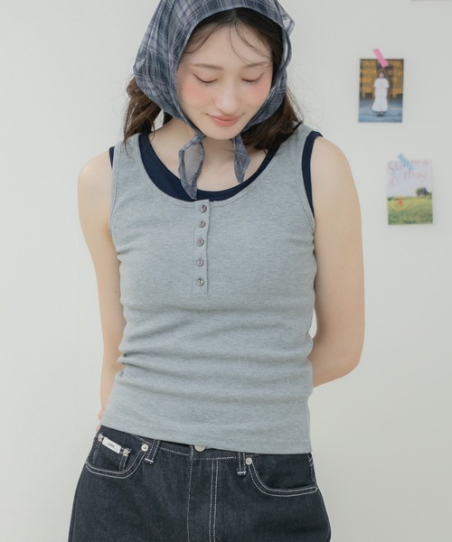 HEILIS(ヘイリス)の「ヘンリーネックレイヤードデザインタンクトップ / タンクトップ カップ付きタンクトップ ヘンリーネック レイヤード風 配色タンクトップ ノースリーブ 韓国 カジュアル フェミニン コンパクトトップス インナー 春服 夏服 秋服 オフホワイト グレー レッド ブラウン 白 灰色 赤 茶色(タンクトップ・レディース・レッド/オフホワイト/グレー/ブラウン・FREE)」の18枚目の写真