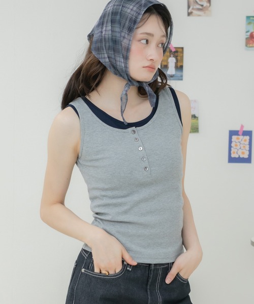 HEILIS(ヘイリス)の「ヘンリーネックレイヤードデザインタンクトップ / タンクトップ カップ付きタンクトップ ヘンリーネック レイヤード風 配色タンクトップ ノースリーブ 韓国 カジュアル フェミニン コンパクトトップス インナー 春服 夏服 秋服 オフホワイト グレー レッド ブラウン 白 灰色 赤 茶色(タンクトップ・レディース・レッド/オフホワイト/グレー/ブラウン・FREE)」の19枚目の写真