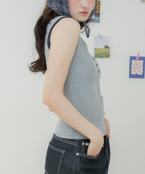 HEILIS(ヘイリス)の「ヘンリーネックレイヤードデザインタンクトップ / タンクトップ カップ付きタンクトップ ヘンリーネック レイヤード風 配色タンクトップ ノースリーブ 韓国 カジュアル フェミニン コンパクトトップス インナー 春服 夏服 秋服 オフホワイト グレー レッド ブラウン 白 灰色 赤 茶色(タンクトップ・レディース・レッド/オフホワイト/グレー/ブラウン・FREE)」の20枚目の写真