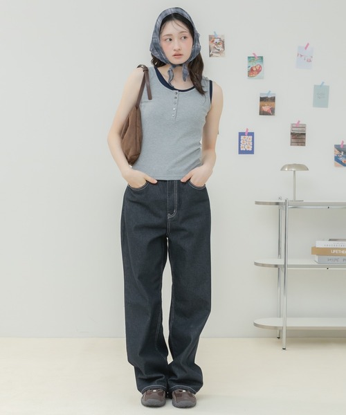 HEILIS(ヘイリス)の「ヘンリーネックレイヤードデザインタンクトップ / タンクトップ カップ付きタンクトップ ヘンリーネック レイヤード風 配色タンクトップ ノースリーブ 韓国 カジュアル フェミニン コンパクトトップス インナー 春服 夏服 秋服 オフホワイト グレー レッド ブラウン 白 灰色 赤 茶色(タンクトップ・レディース・レッド/オフホワイト/グレー/ブラウン・FREE)」の22枚目の写真