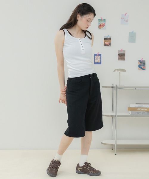 HEILIS(ヘイリス)の「ヘンリーネックレイヤードデザインタンクトップ / タンクトップ カップ付きタンクトップ ヘンリーネック レイヤード風 配色タンクトップ ノースリーブ 韓国 カジュアル フェミニン コンパクトトップス インナー 春服 夏服 秋服 オフホワイト グレー レッド ブラウン 白 灰色 赤 茶色(タンクトップ・レディース・レッド/オフホワイト/グレー/ブラウン・FREE)」の15枚目の写真