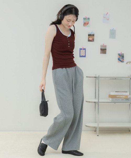 HEILIS(ヘイリス)の「ヘンリーネックレイヤードデザインタンクトップ / タンクトップ カップ付きタンクトップ ヘンリーネック レイヤード風 配色タンクトップ ノースリーブ 韓国 カジュアル フェミニン コンパクトトップス インナー 春服 夏服 秋服 オフホワイト グレー レッド ブラウン 白 灰色 赤 茶色(タンクトップ・レディース・レッド/オフホワイト/グレー/ブラウン・FREE)」の5枚目の写真