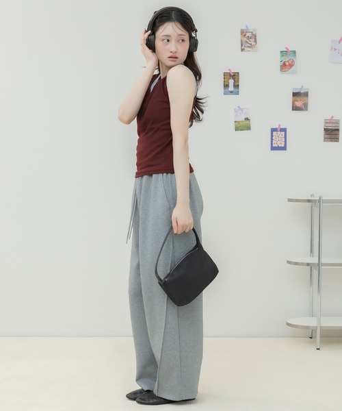 HEILIS(ヘイリス)の「ヘンリーネックレイヤードデザインタンクトップ / タンクトップ カップ付きタンクトップ ヘンリーネック レイヤード風 配色タンクトップ ノースリーブ 韓国 カジュアル フェミニン コンパクトトップス インナー 春服 夏服 秋服 オフホワイト グレー レッド ブラウン 白 灰色 赤 茶色(タンクトップ・レディース・レッド/オフホワイト/グレー/ブラウン・FREE)」の6枚目の写真