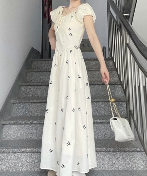 LUCPY(ラクピー)の「リボン刺繍パフスリーブワンピース(ワンピース・レディース・ホワイト・X-LARGE/LARGE/MEDIUM/SMALL)」の1枚目の写真