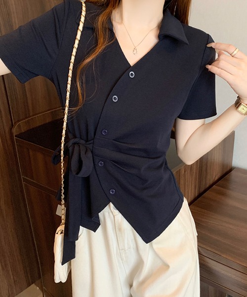2ly2(トゥーリートゥー)の「サイドリボン カシュクール風ポロトップス(Tシャツ/カットソー・レディース・ホワイト/ブルー/ブラック/ボルドー・FREE)」の4枚目の写真