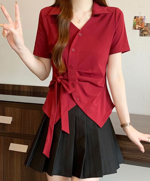 2ly2(トゥーリートゥー)の「サイドリボン カシュクール風ポロトップス(Tシャツ/カットソー・レディース・ホワイト/ブルー/ブラック/ボルドー・FREE)」の1枚目の写真