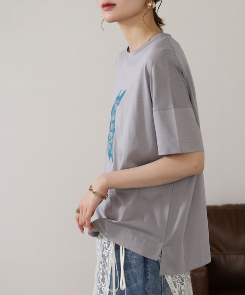 BRODIAEA（ブローディア）の「BRODIAEA 犬モチーフロゴ刺繍半袖Tシャツ（Tシャツ/カットソー・レディース・ブラック/シルバーグレー/グリーン/オフホワイト・40）」の5枚目の写真