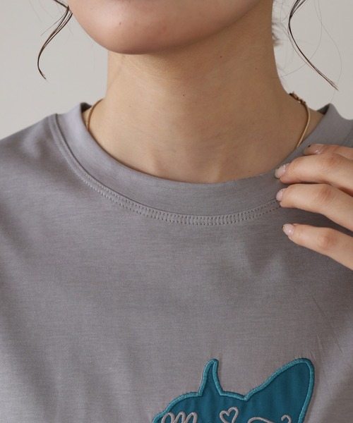 BRODIAEA（ブローディア）の「BRODIAEA 犬モチーフロゴ刺繍半袖Tシャツ（Tシャツ/カットソー・レディース・ブラック/シルバーグレー/グリーン/オフホワイト・40）」の7枚目の写真