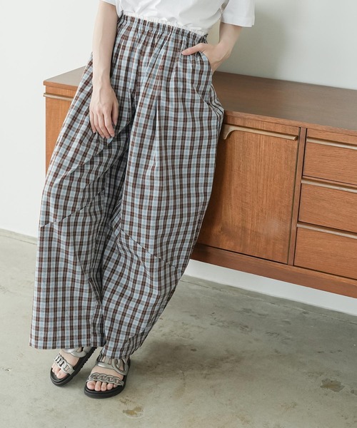 mili an deni(ミリアンデニ)の「チェックカーブワイドパンツ(その他パンツ・レディース・ネイビー/ブラウン・M)」の20枚目の写真