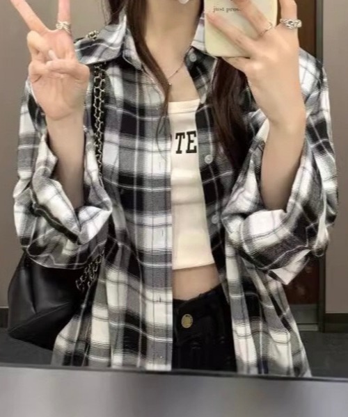NANEA(ナネア)の「チェック柄レギュラーシャツ(シャツ/ブラウス・レディース・ネイビー/ホワイト/ライトブルー/カーキ/イエロー/ブルー/レッド/ブラック×ホワイト/ブラック×レッド/ネイビー系・MEDIUM)」の3枚目の写真